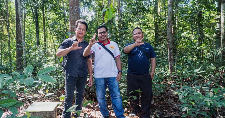 Tiga orang penjaga hutan adat Desa Setawar Kabupaten Sekadau Kalimantan Barat.