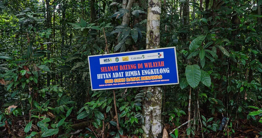 Papan nama selamat datang di wilayah hutan adat Desa Setawar Sekadau.