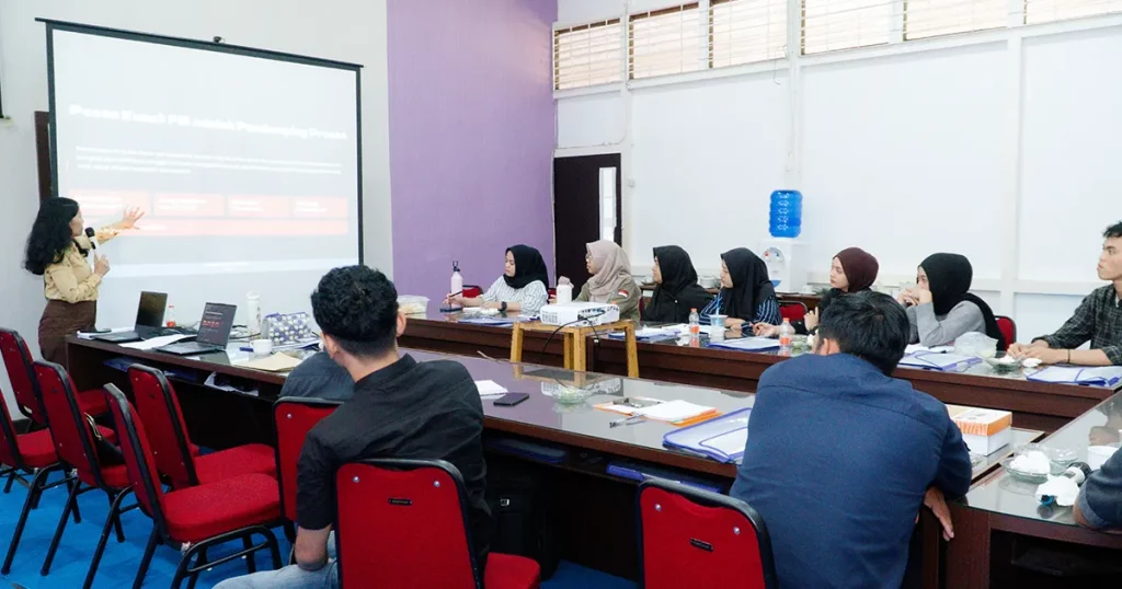 Suasana pembekalan materi Teknik Fasilitasi Forum Desa oleh Ibu Lolyta Sisillia kepada FM DMPG.