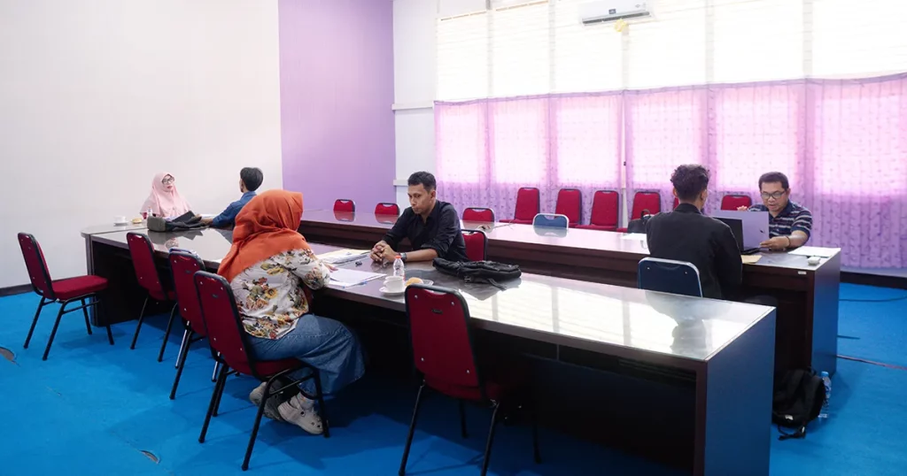 Proses seleksi wawancara calon Fasilitator Masyarakat DMPG 2026 oleh dosen senior Fahutan UNTAN.