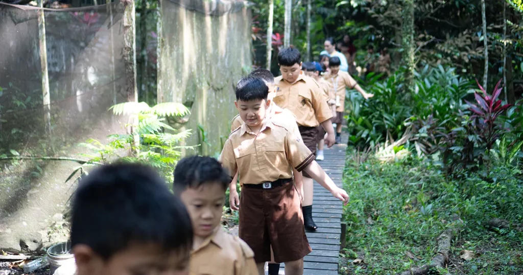 Suasana keceriaan siswa SD Swasta Cahaya Mentari saat menjelajahi Taman Arboretum Sylva UNTAN.