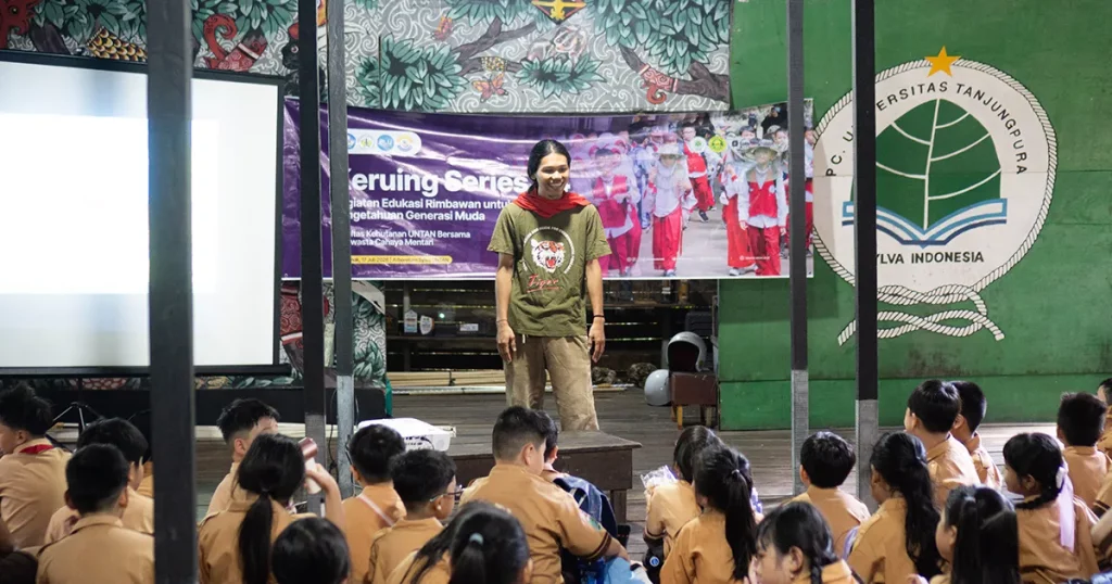 Ridwan mahasiswa Fahutan UNTAN dari TIGER memberikan penjelasan flora fauna khas Kalimantan.