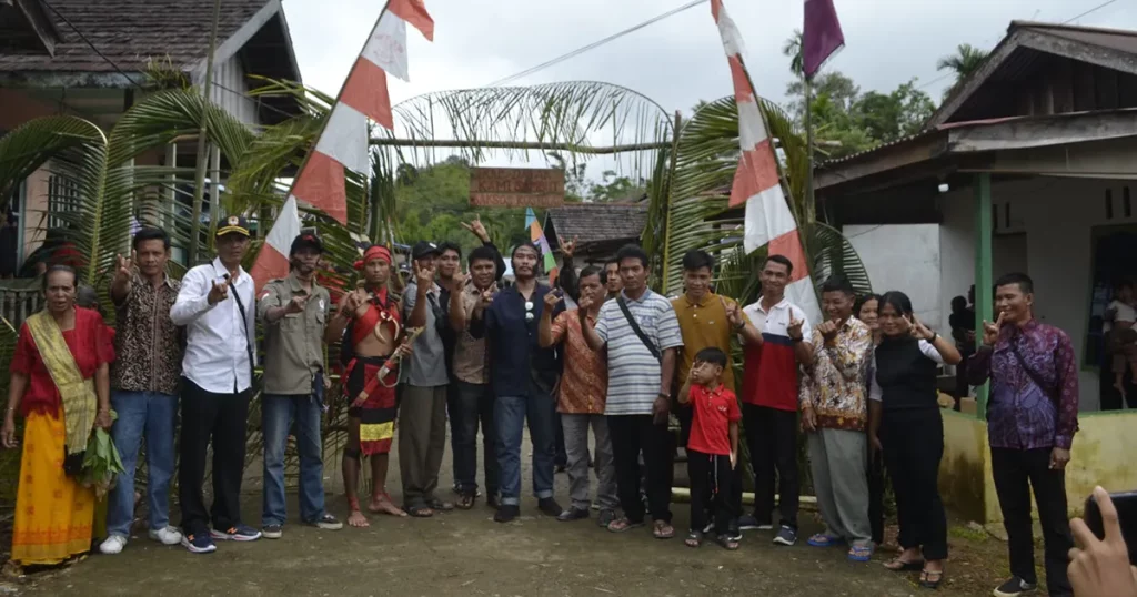 Penyambutan hangat mahasiswa KOSTULATA Fahutan UNTAN oleh masyarakat Dusun Engkabang Melawi.
