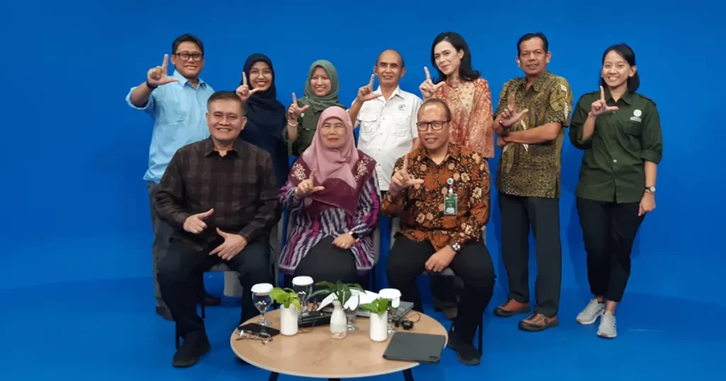 Foto bersama panitia pelaksana kementerian dan perwakilan Fahutan UNTAN di akhir webinar.