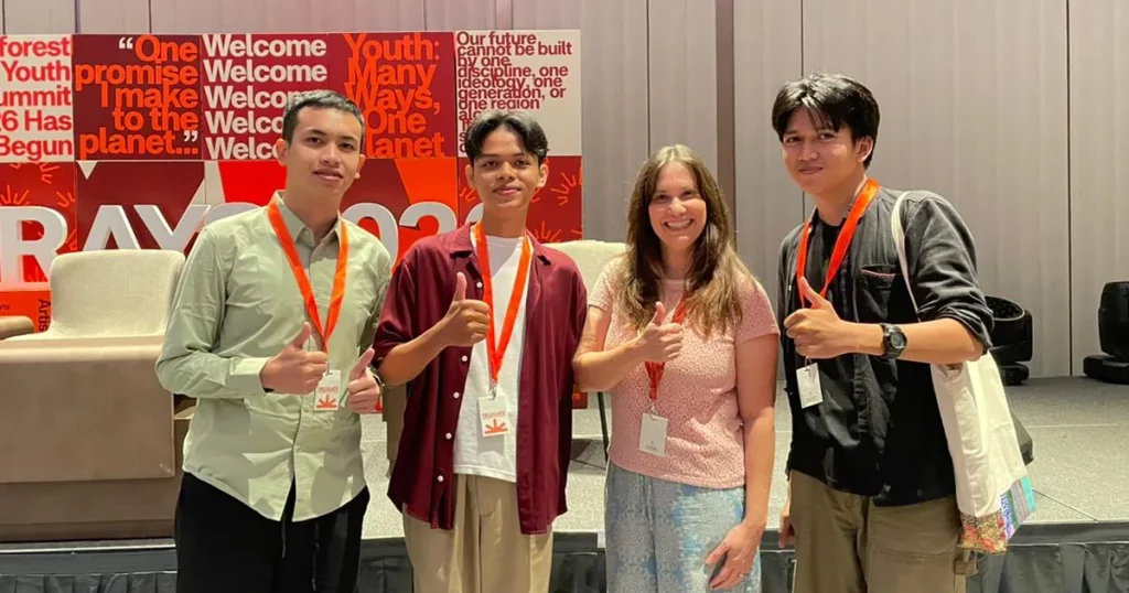 Fahmi mahasiswa Fahutan UNTAN berfoto bersama delegasi negara ASEAN di RAYS 2026 Kuching.