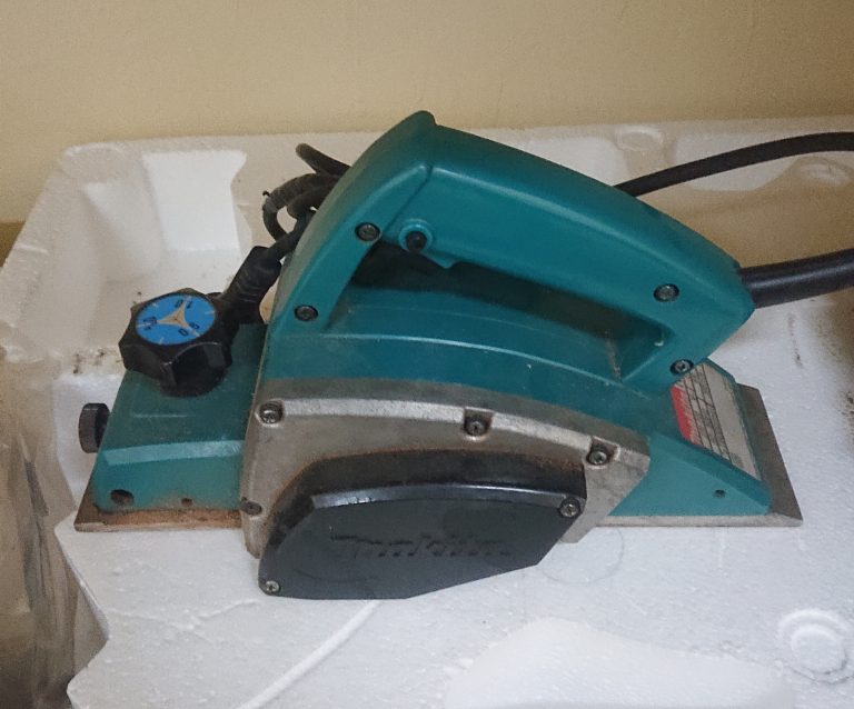 Makita M1901B Mesin Ketam