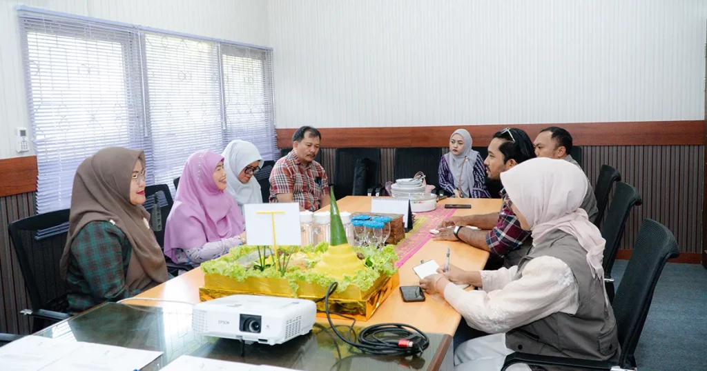 Sambutan Dekan Fahutan UNTAN mengenai implementasi kurikulum dan praktik lapang.