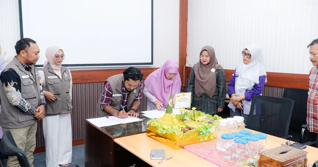 Momen penandatanganan dokumen MoU dan MoA oleh Dekan Fahutan UNTAN dan Direktur PT EKL.