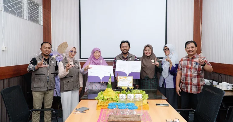 Penandatanganan dokumen MoU dan MoA antara Fahutan UNTAN dan PT EKL Pontianak.