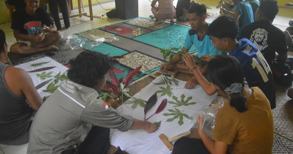 Pelatihan pembuatan kain motif ecoprint oleh mahasiswa KOSTULATA di Dusun Engkabang.