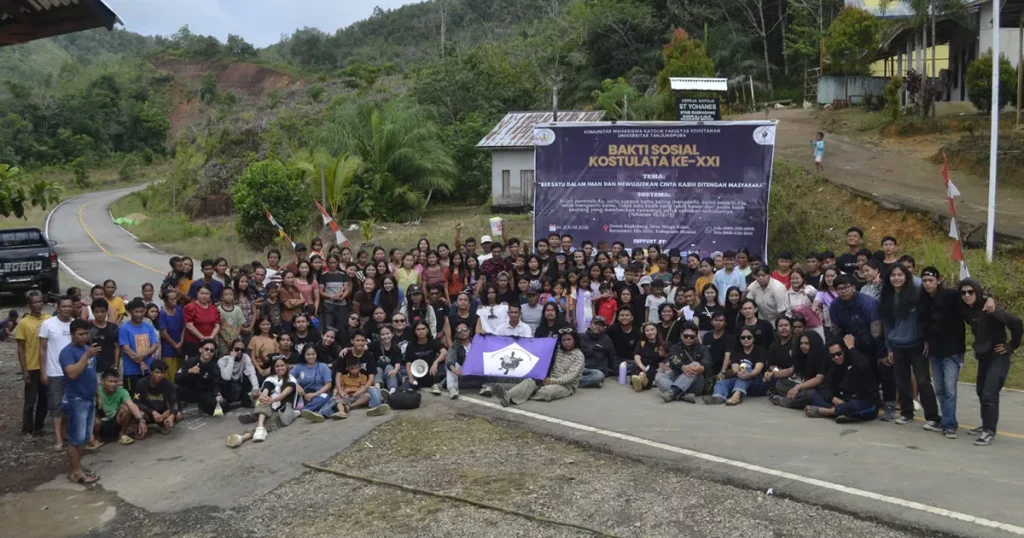 Foto bersama mahasiswa KOSTULATA Fahutan UNTAN dan warga Dusun Engkabang Melawi.