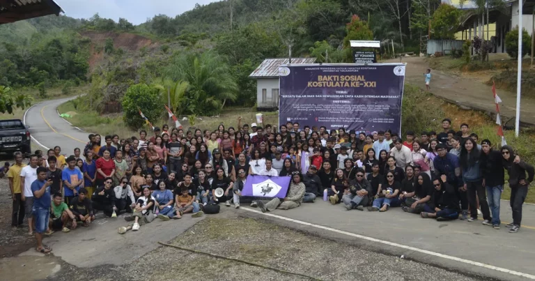 Foto bersama mahasiswa KOSTULATA Fahutan UNTAN dan warga Dusun Engkabang Melawi.