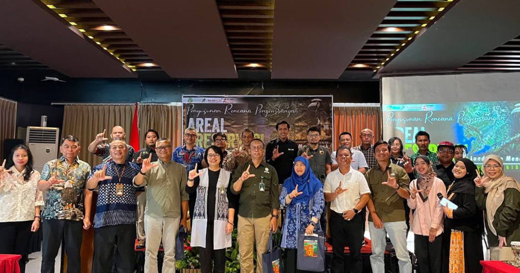 Foto bersama seluruh peserta Rapat Persiapan Areal Preservasi Lanskap Mendawak BKSDA Kalbar.