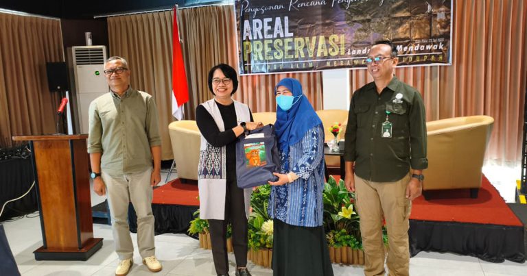 Dekan Fahutan UNTAN Dr Ir Farah Diba menerima apresiasi usai pemaparan materi BKSDA Kalbar.