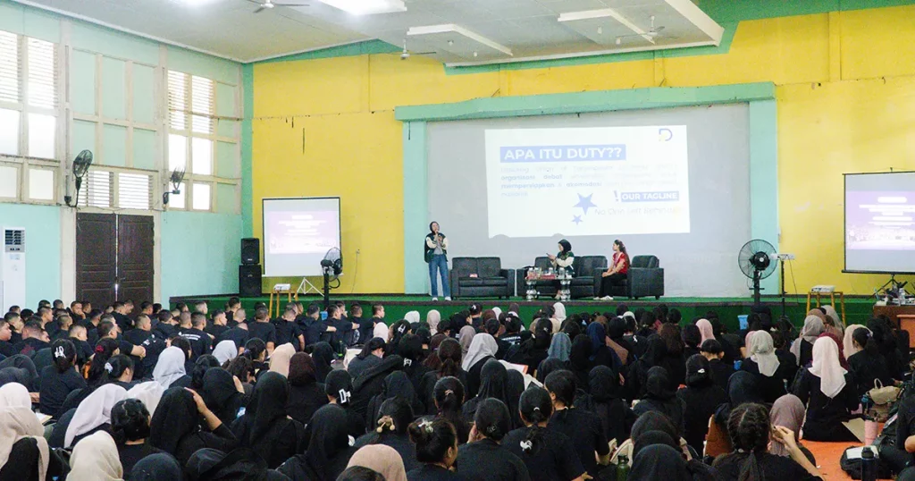 Kayla dan Rera Ramadanti dari UKM DUTY UNTAN menyampaikan materi public speaking dan critical thinking.