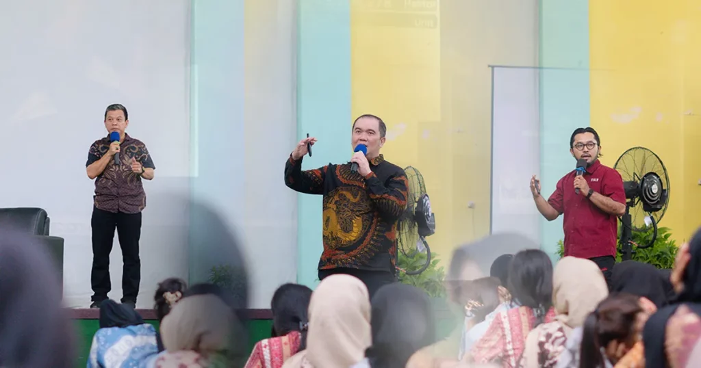 Pemaparan materi kepemimpinan industri kehutanan oleh praktisi APP Group PT EKL dan PT Mayawana Persada.