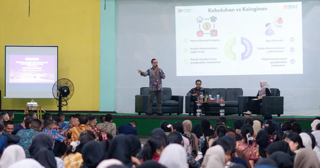 Pemaparan materi literasi keuangan mahasiswa oleh Eka Irhamdi dari BNI Cabang UNTAN.