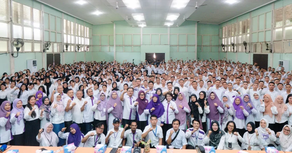Foto bersama civitas akademika dan seluruh mahasiswa baru PKKMB 2026 Fakultas Kehutanan UNTAN.