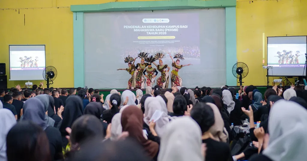 Penampilan seni tari oleh UKM Seni Sang Sylva pada acara penutupan PKKMB Fahutan UNTAN.