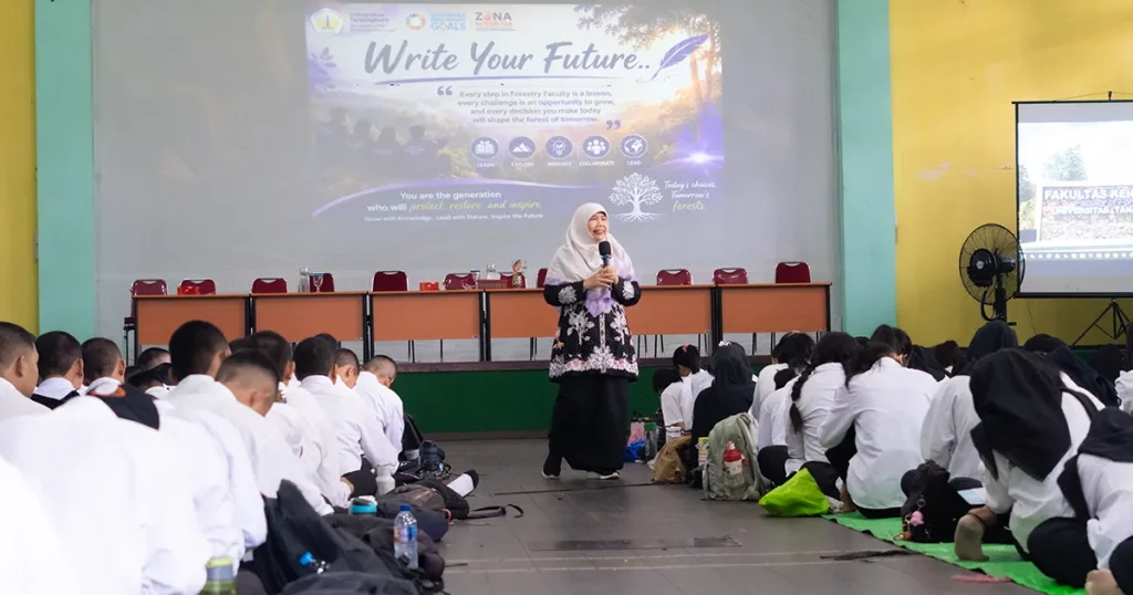 Dekan Fahutan UNTAN Dr Ir Farah Diba memaparkan materi kepemimpinan dan wawasan kehutanan.