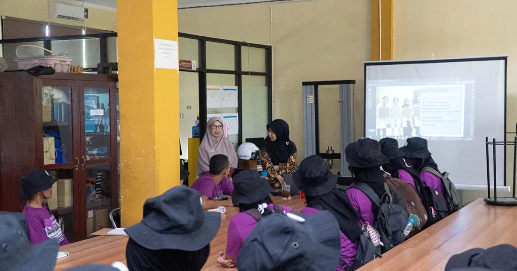 Kepala Laboratorium Biomaterial Ir Eva Tavita SHut MSi dan tim laboran menjelaskan fungsi alat laboratorium kepada mahasiswa baru.