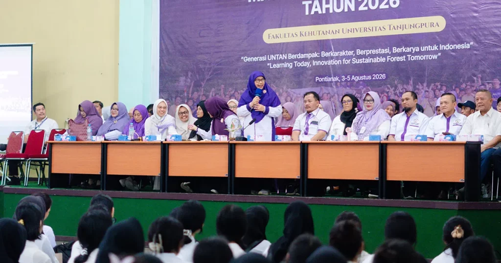 Dekan Fakultas Kehutanan UNTAN Dr Ir Farah Diba secara resmi membuka PKKMB 2026.