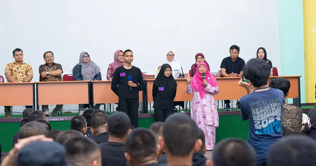 Dekan Fahutan UNTAN Dr Ir Farah Diba memberikan apresiasi bebas UKT kepada dua mahasiswa baru yang berpidato bahasa Inggris.