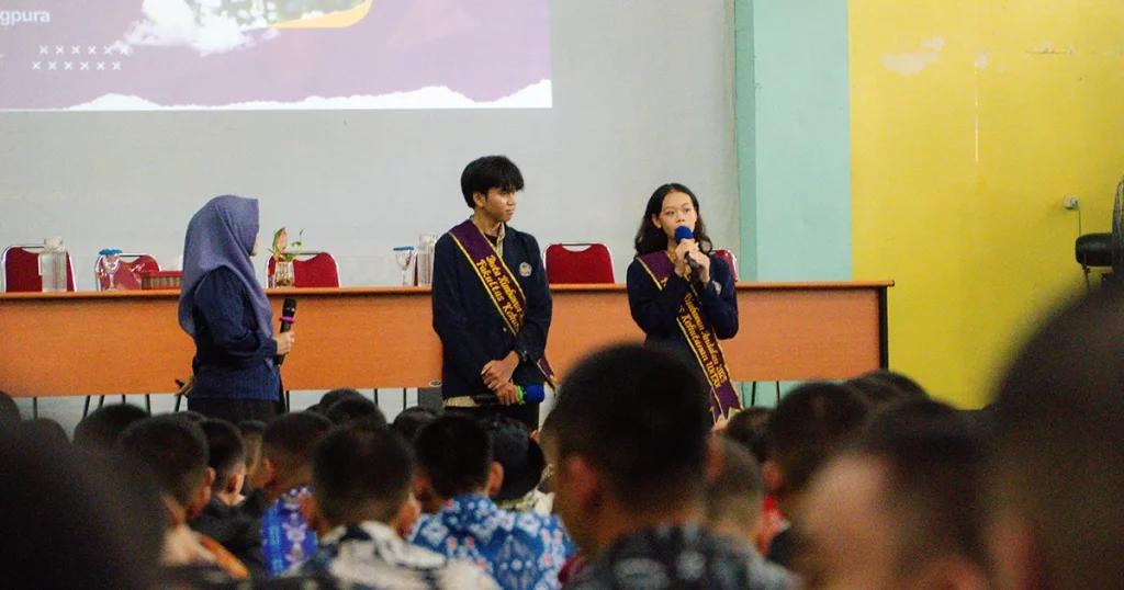 Ir Reine Suci Wulandari bersama mahasiswa berprestasi Fahmi dan Felicia Nabila Putri pada matrikulasi Fahutan UNTAN.