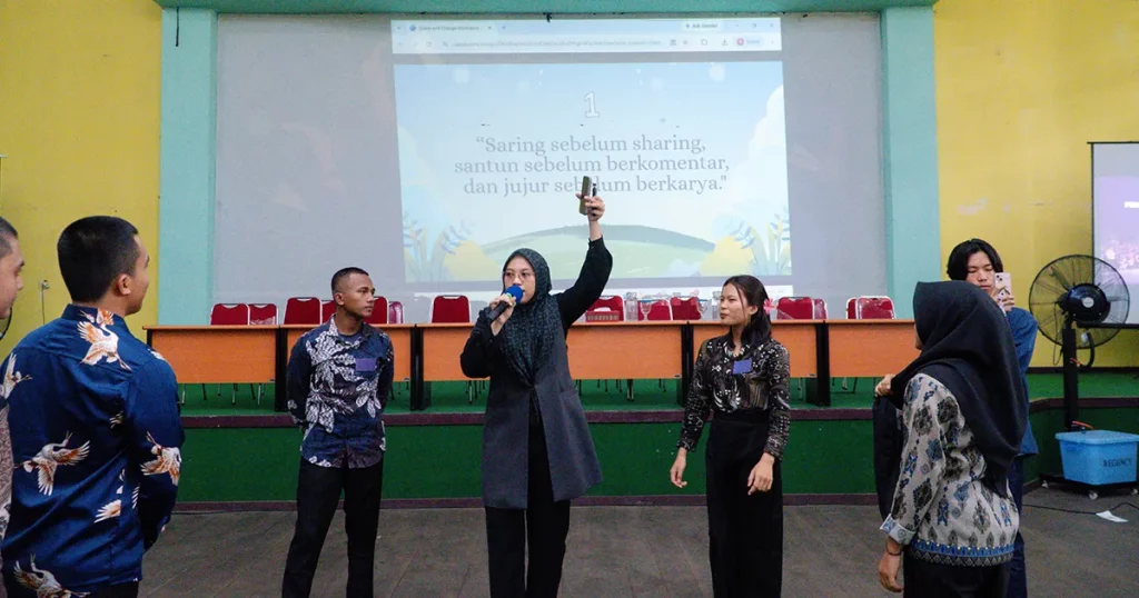 Mahasiswa baru Fahutan UNTAN mengikuti games edukatif etika digital What Message Do You Receive.