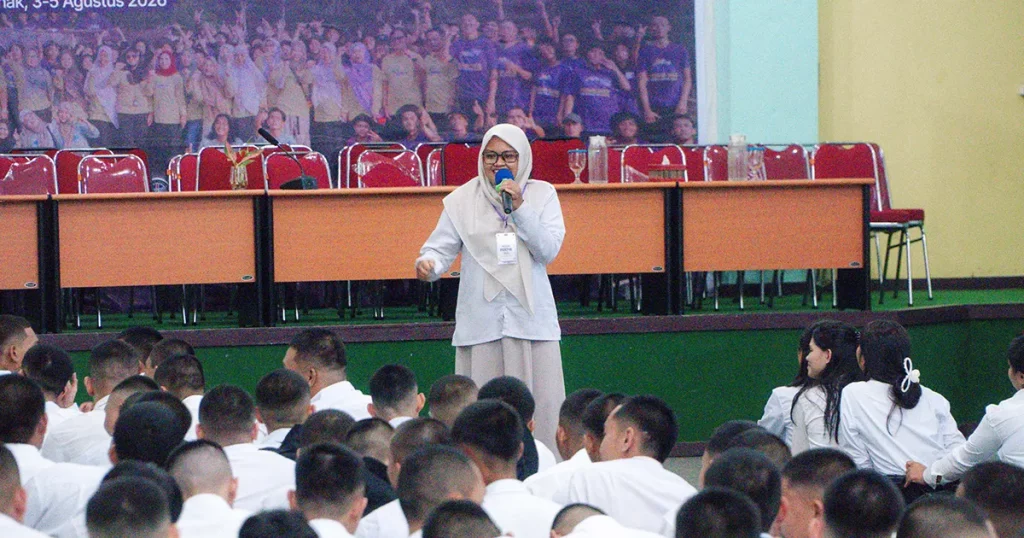 Pemaparan materi karakter Pancasila dan literasi digital oleh Widia Sri Utami pada PKKMB Fahutan UNTAN