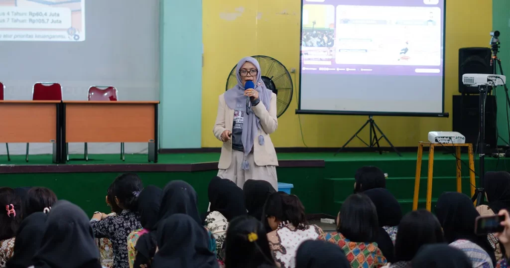 Ir Nurhaida SHut MSi IPU menyampaikan materi literasi keuangan mahasiswa Smart Money Smart Forester.