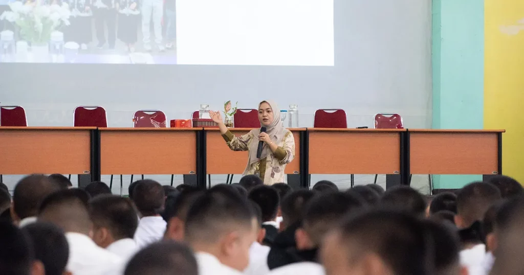 Dr Wardatutthoyyibah memaparkan sosialisasi skema Program Kampus Berdampak Fahutan UNTAN.