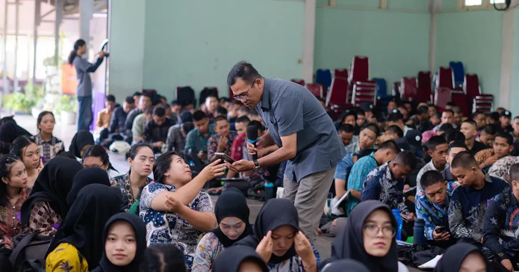 Subiandani SAP membantu mahasiswa baru menggunakan sistem portal Satu UNTAN.