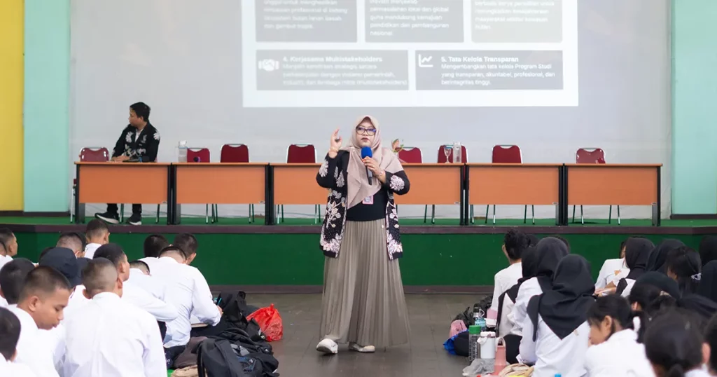 Ketua Jurusan Kehutanan Dr Hikma Yanti menyampaikan materi strategi studi dan bimbingan Dosen PA.