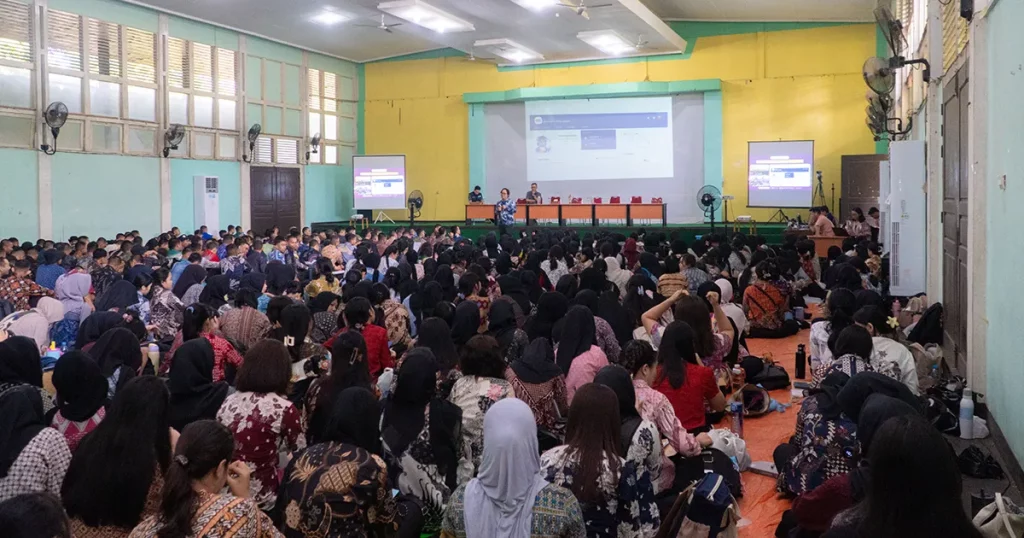 Bayu Wanamukti SHut MHut memaparkan platform perkuliahan digital pada matrikulasi Fahutan UNTAN 2026.