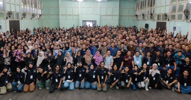 Foto bersama seluruh mahasiswa baru, pimpinan fakultas, dan panitia hari kedua PKKMB Fahutan UNTAN 2026.