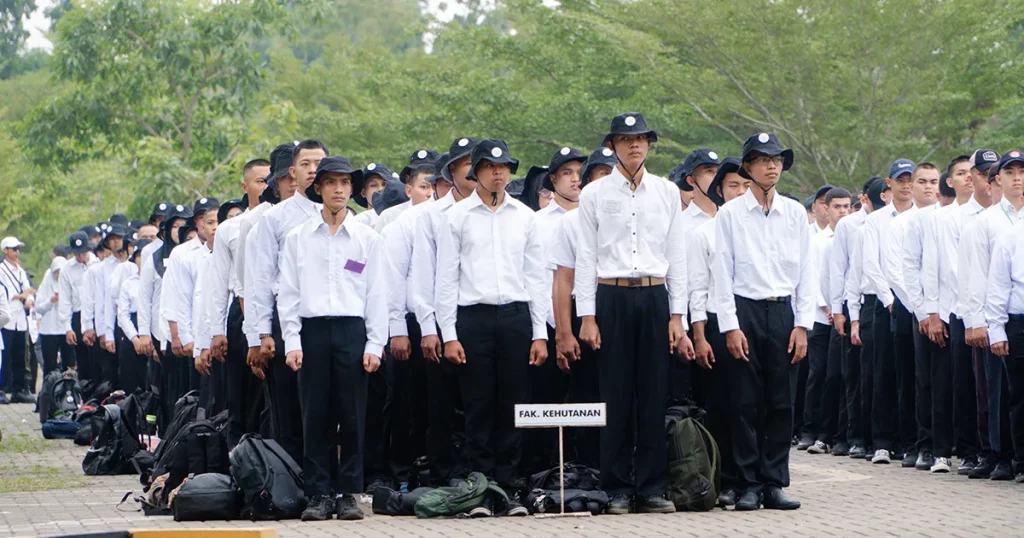 Mahasiswa baru Fakultas Kehutanan UNTAN mengikuti Upacara Pembukaan PKKMB 2026 di Lapangan Rektorat.