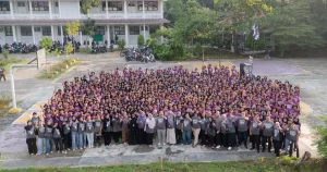 Foto bersama 490 mahasiswa baru Generasi TENGKAWANG dan pimpinan Fahutan UNTAN pada penutupan PKKMB dan Matrikulasi 2026.