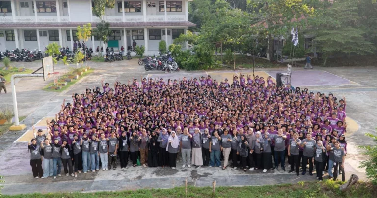 Foto bersama 490 mahasiswa baru Generasi TENGKAWANG dan pimpinan Fahutan UNTAN pada penutupan PKKMB dan Matrikulasi 2026.