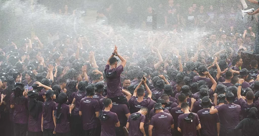 Tradisi siram air penyambutan mahasiswa baru Generasi TENGKAWANG pada penutupan orientasi Fahutan UNTAN.
