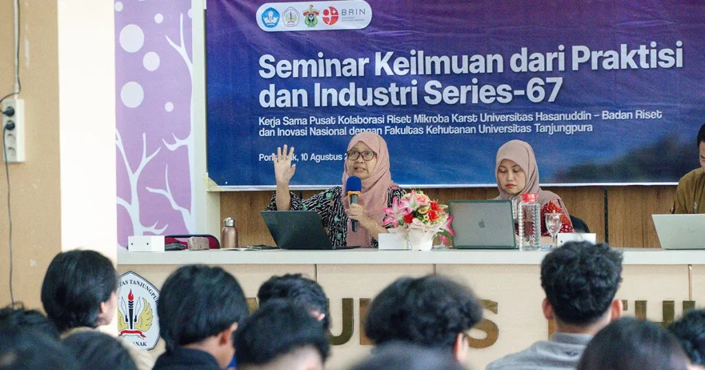Dr Retno Prayudyaningsih memaparkan potensi mikroba karst pada seminar RAMIN 67.