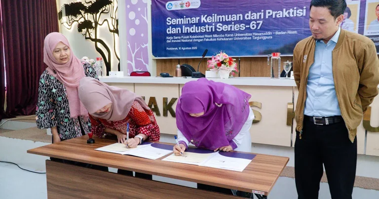 Penandatanganan kerja sama riset antara Fahutan UNTAN, PKR Mikroba Karst UNHAS, dan BRIN.