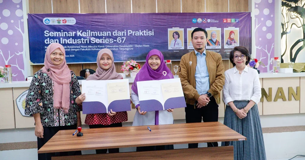 Foto bersama jajaran pimpinan Fahutan UNTAN, BRIN, dan UNHAS usai penandatanganan kerja sama riset. 