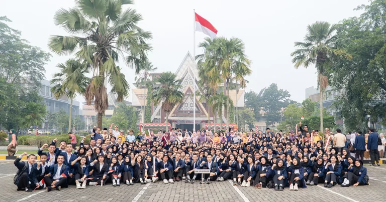 Foto bersama seluruh civitas akademika dan mahasiswa Fakultas Kehutanan UNTAN usai Upacara HUT ke-81 RI di Lapangan Rektorat.