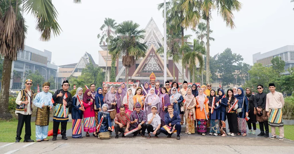 Foto bersama pimpinan dan tenaga pendidik Fahutan UNTAN pada Upacara HUT ke-81 RI.