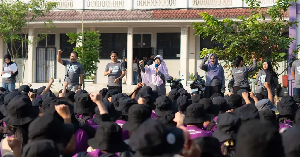 Dekan Fahutan UNTAN Dr Ir Farah Diba memberikan arahan penutup di hadapan mahasiswa baru Generasi TENGKAWANG.