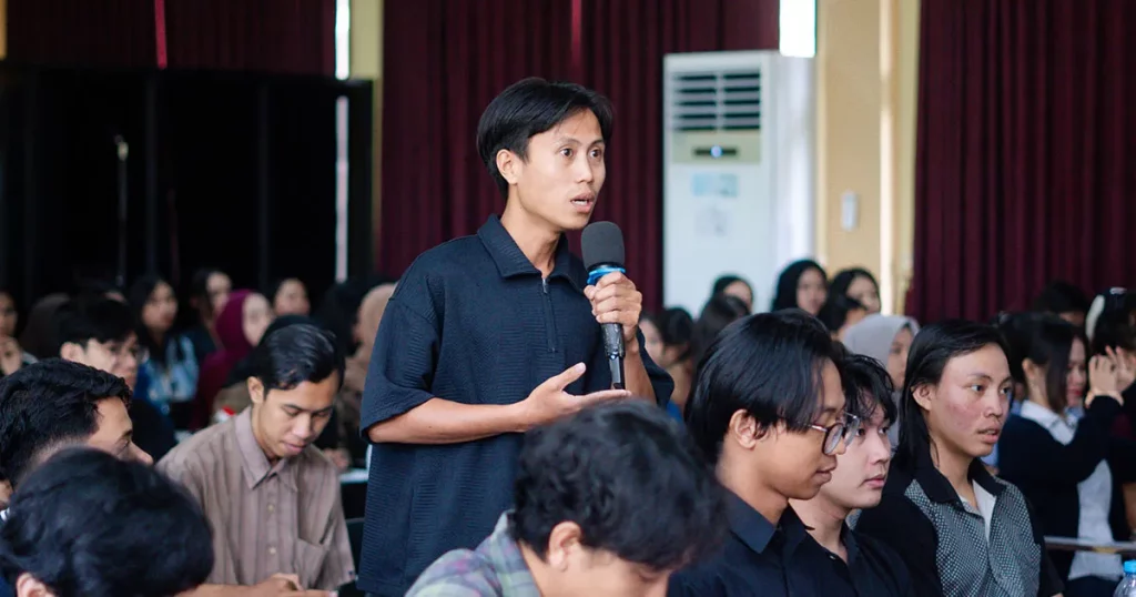 Sesi diskusi interaktif mahasiswa pada Seminar RAMIN Series-67 Fahutan UNTAN.