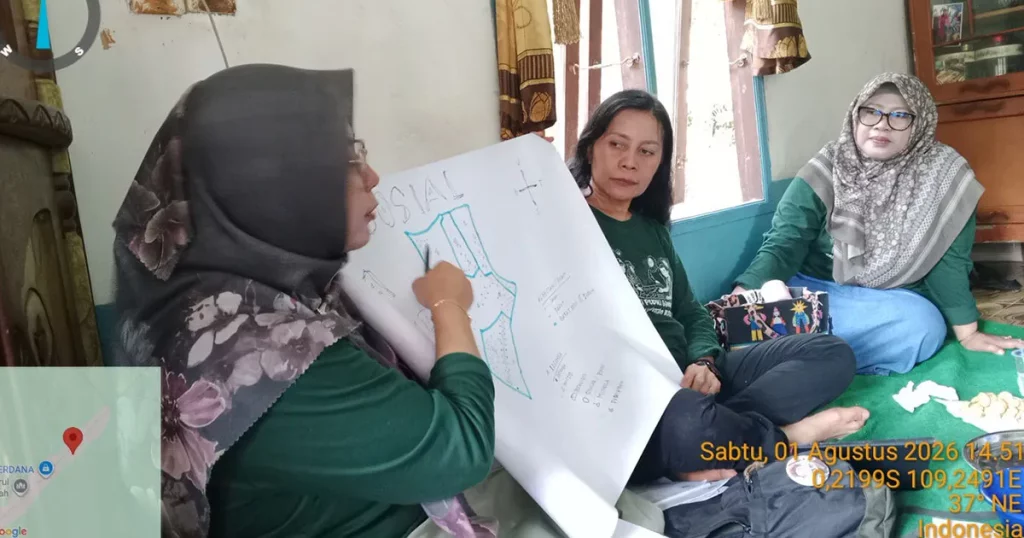 Dosen tim pelaksana Fahutan UNTAN memaparkan instrumen peta sosial lahan gambut pada program DMPG Kubu Raya.