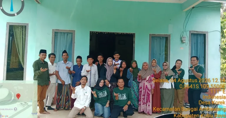 Tim pendamping Fahutan UNTAN dan warga berfoto bersama usai FGD IMAS Desa Mandiri Peduli Gambut di Kubu Raya.