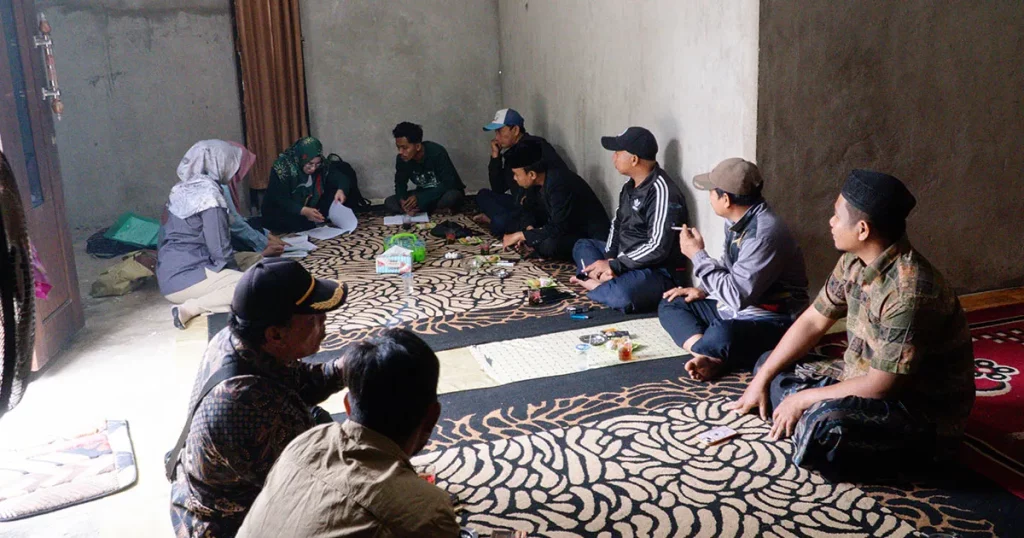 Suasana diskusi dan musyawarah partisipatif penyusunan RKM desa sasaran program DMPG di Kubu Raya.
